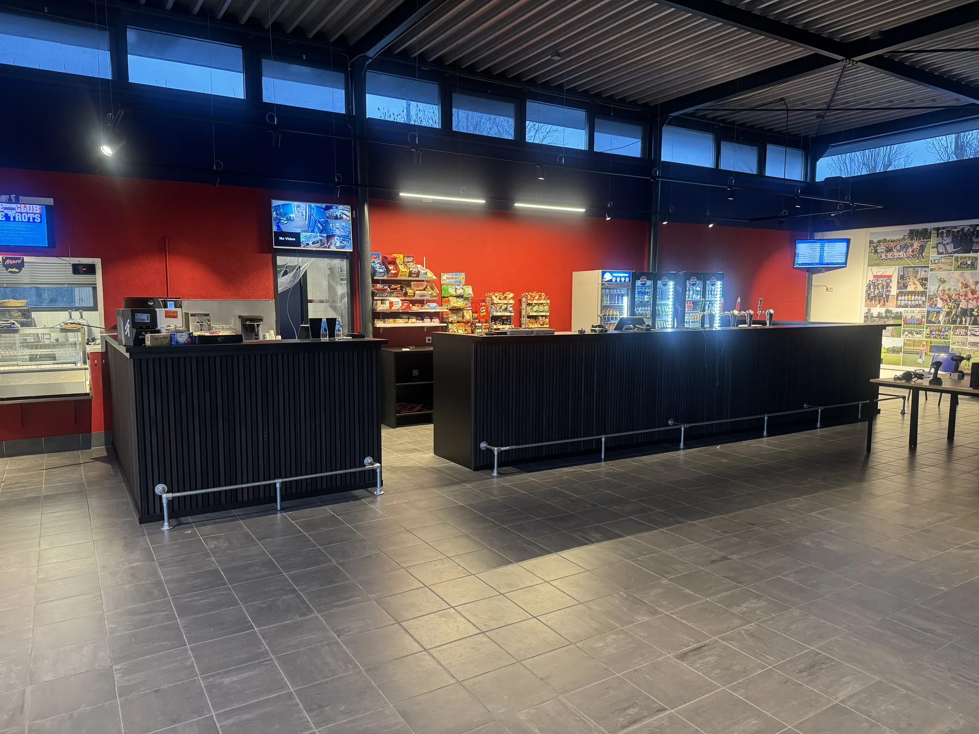 Twee zwarte bars met een lattenfront in een kantine