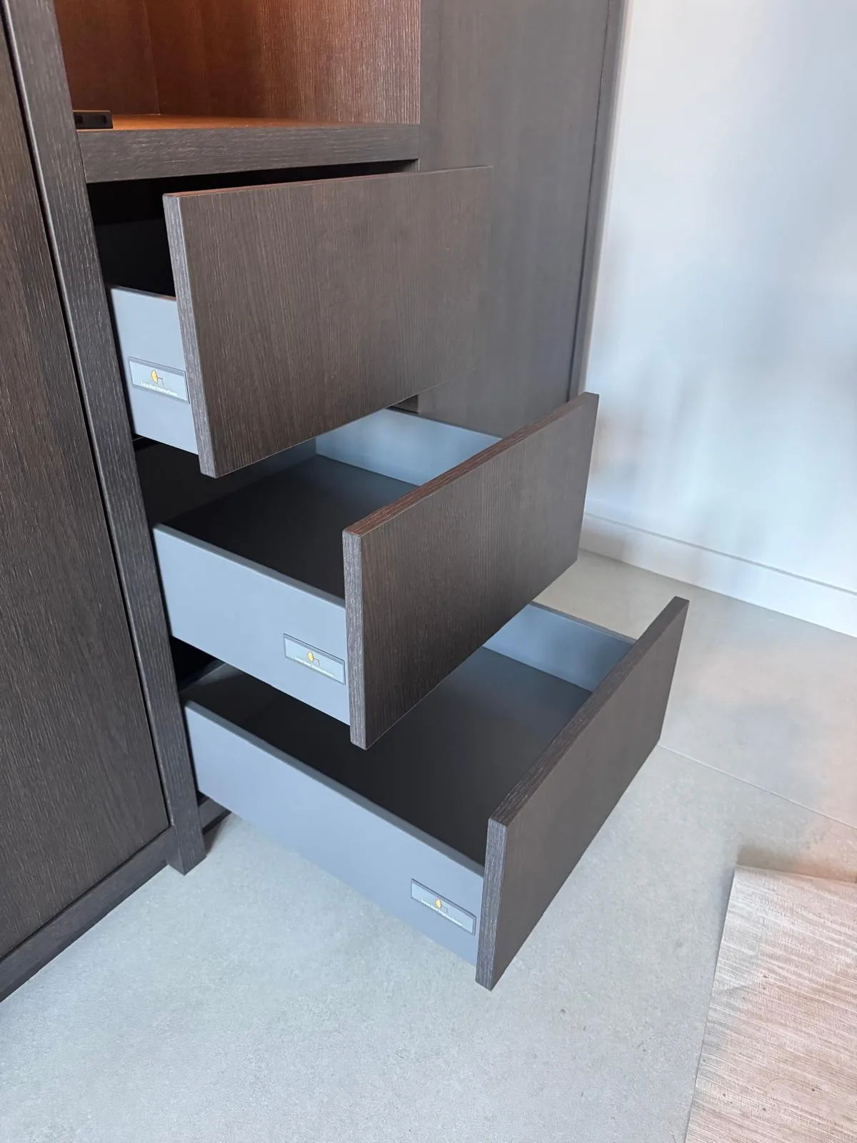 Detail van de laden van de eiken kast, uitgetrokken
