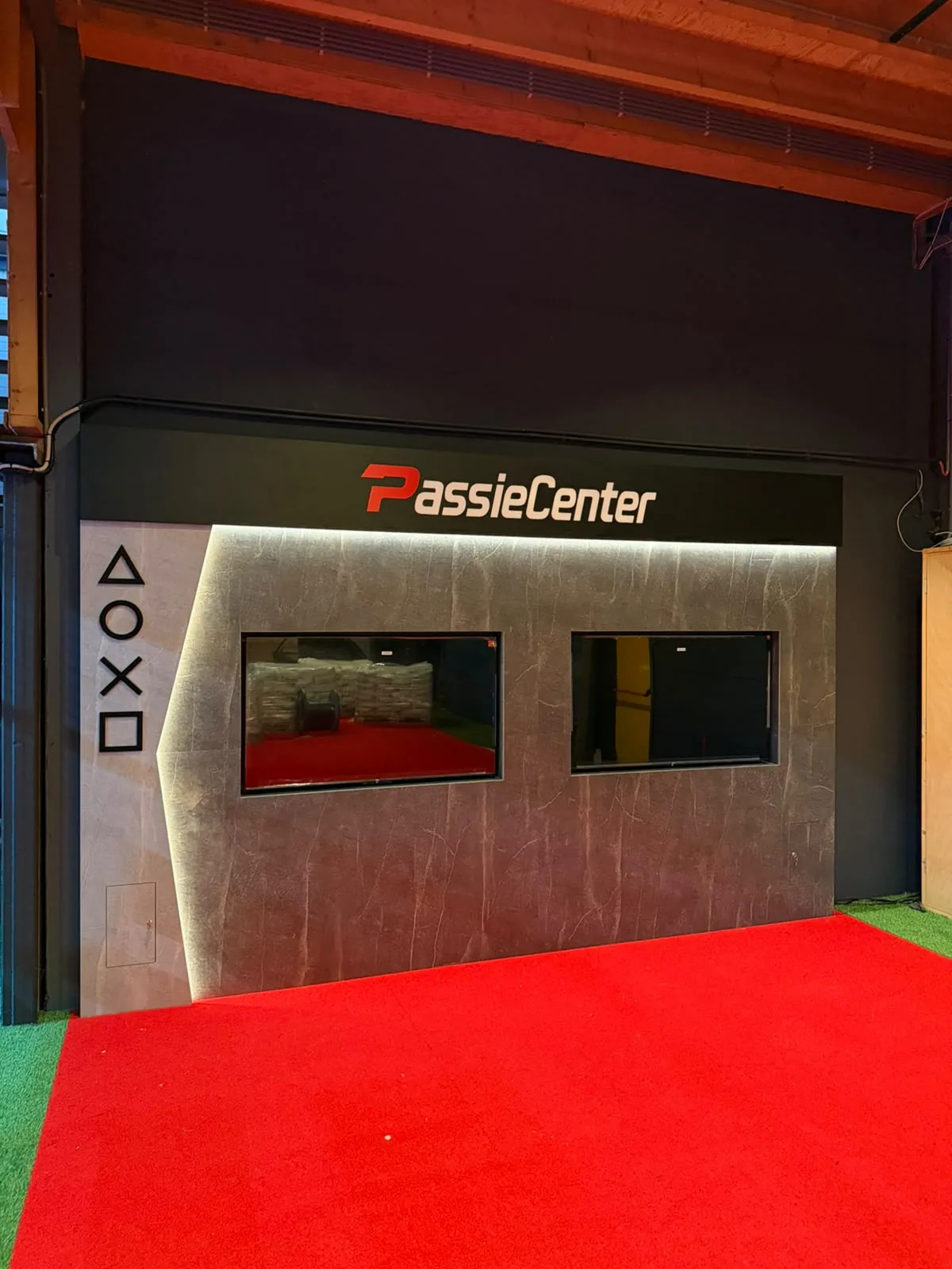 Displaywand met vitrines, verlichting en het logo van PassieCenter