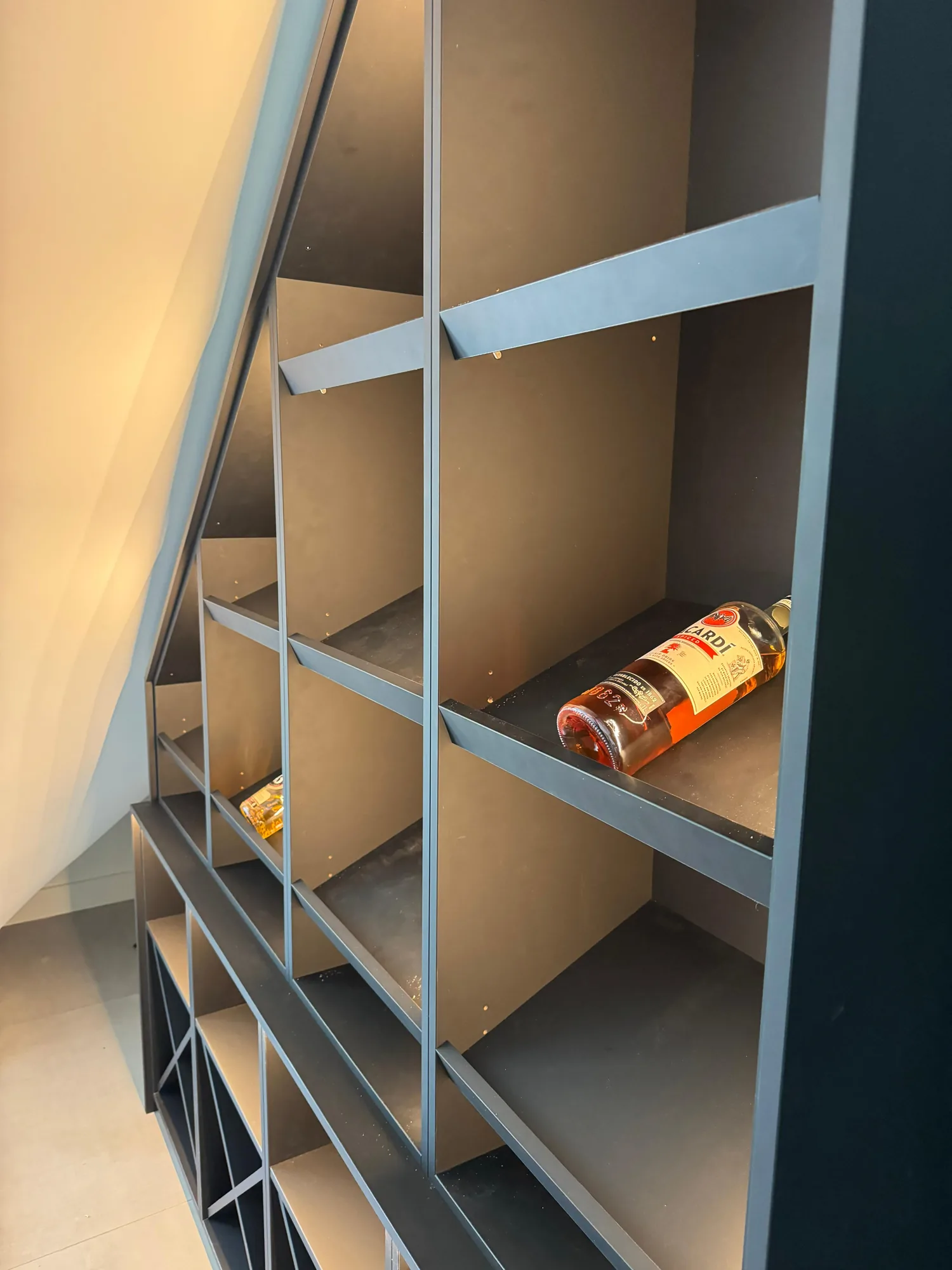 Detail van de kruisvakken met een fles erin