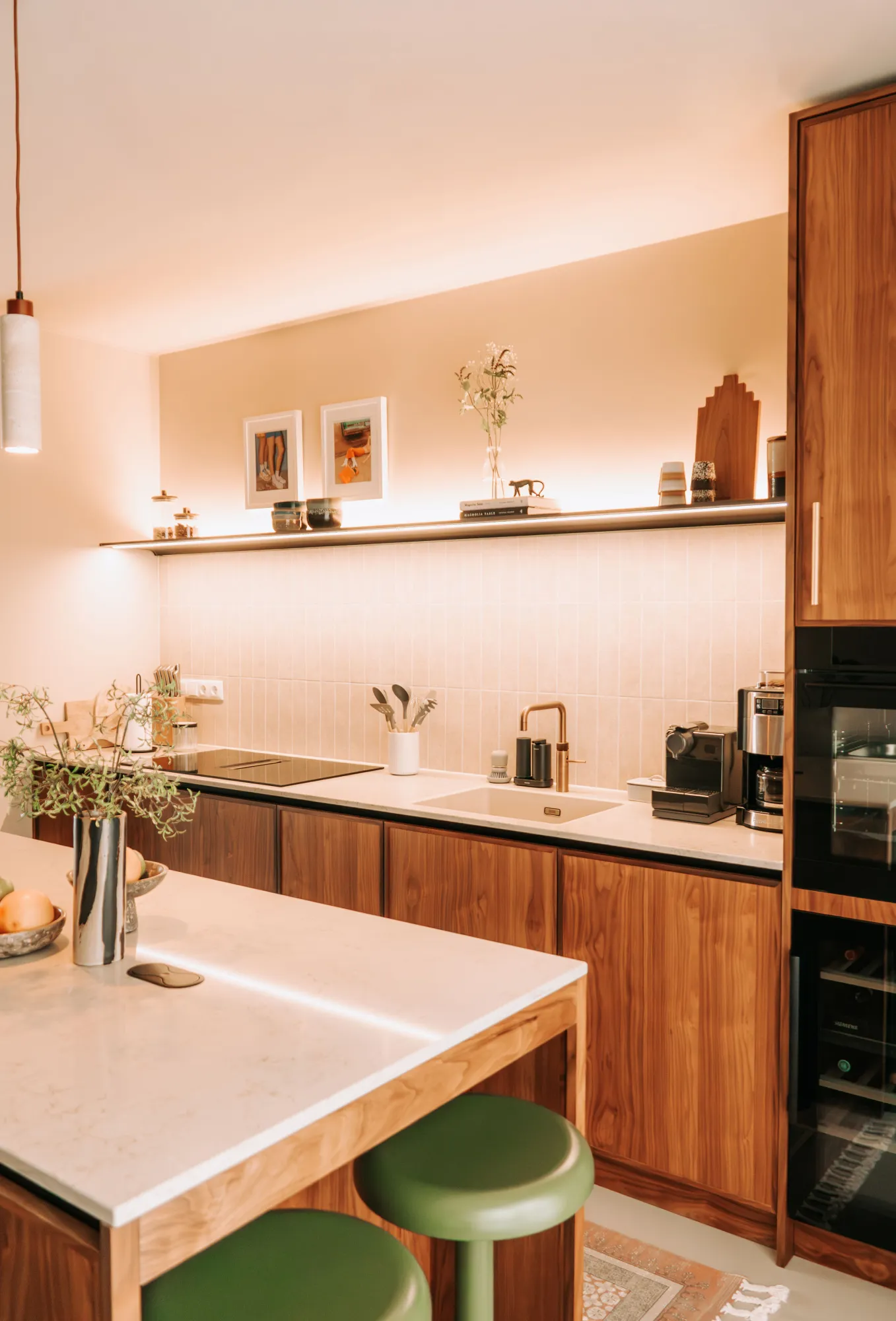 Keuken op maat in noten met kookeiland