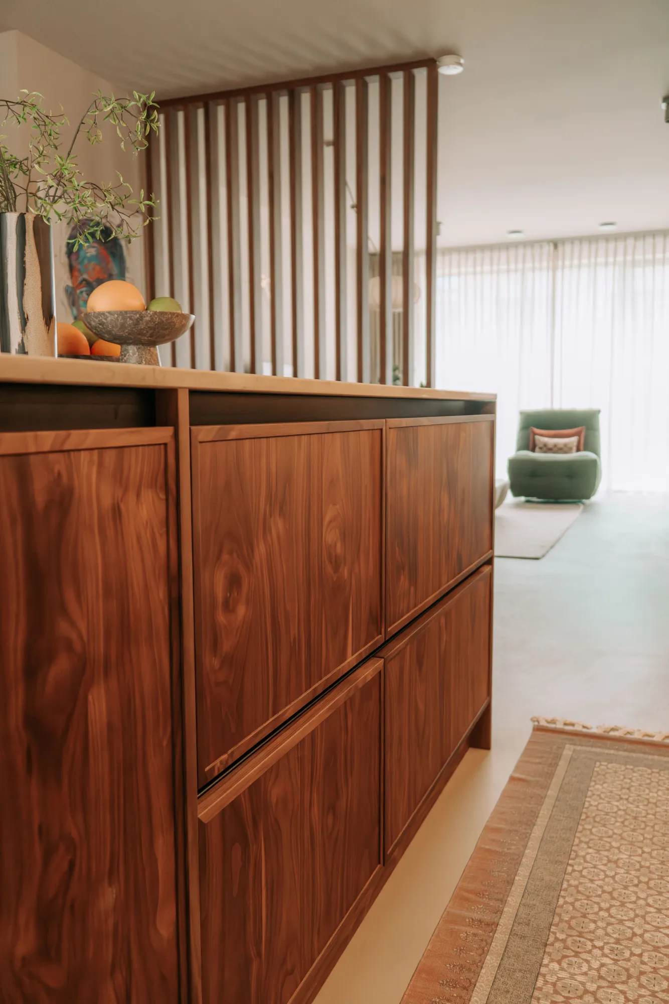Dressoir in noten met een lattenwand erboven