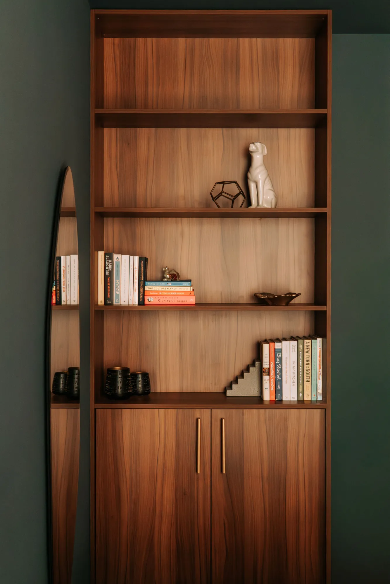 Wandkast in noten met open boekenvakken