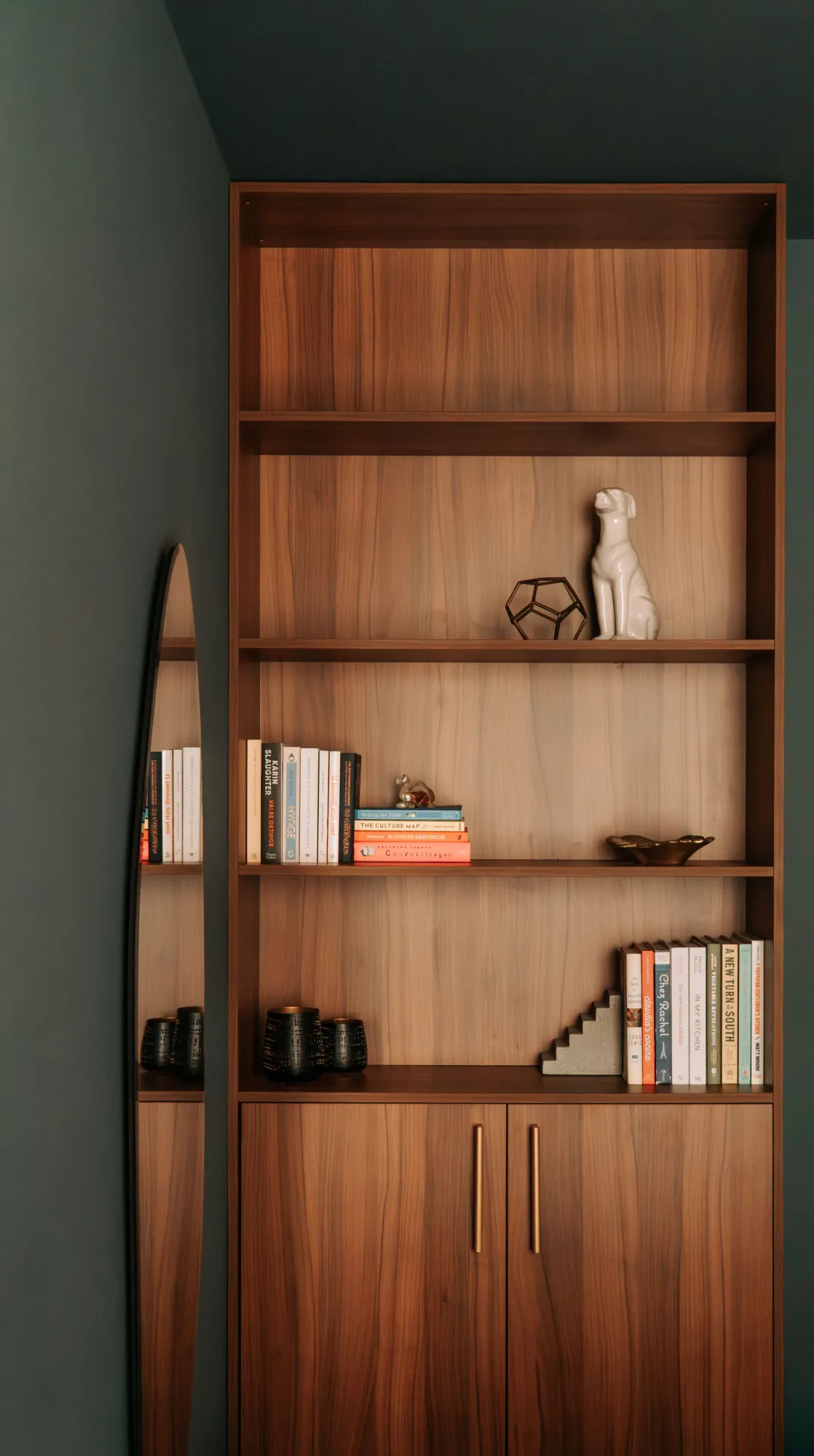 Wandkast in noten in de woonkamer