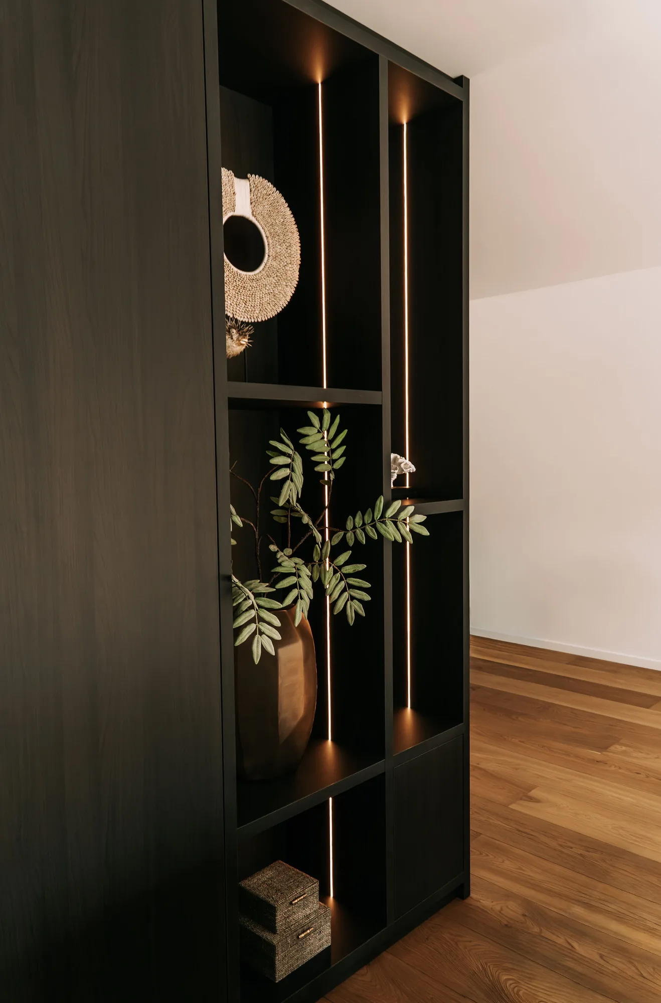 Zijkant van de roomdivider met de ledstrip in de staander