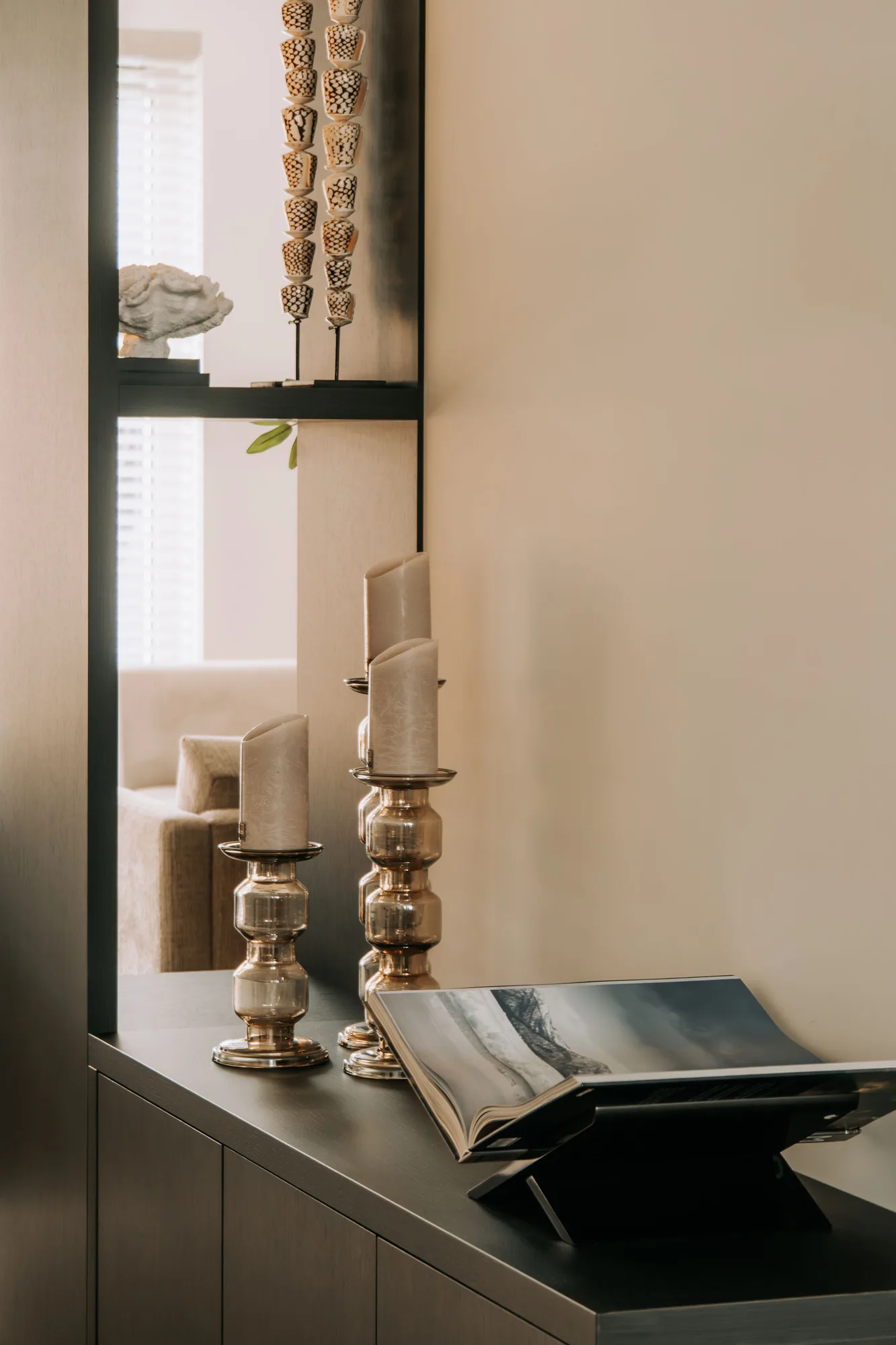 Kandelaars op het lage dressoir naast de roomdivider